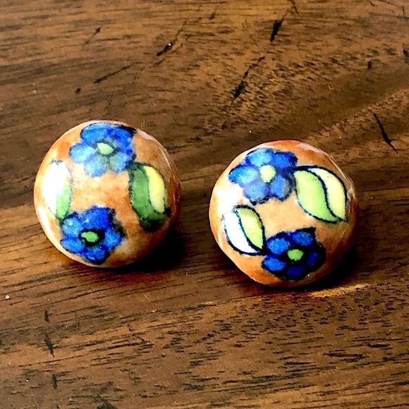 Vintage Handpainted Non Pierced Floral Clip-On Earrings - Picture 5 of 5